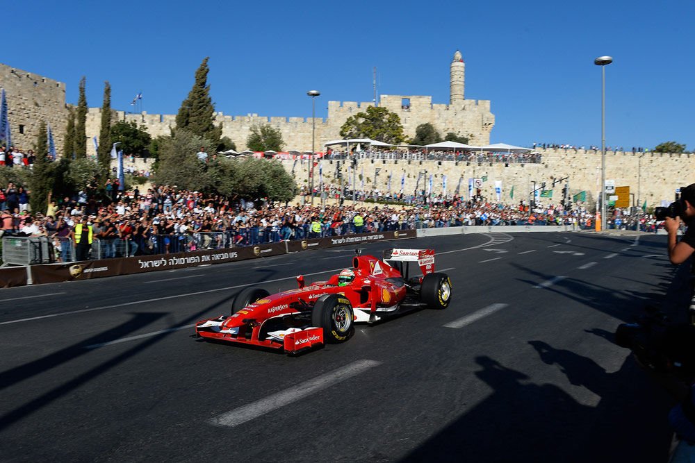 Óriási siker volt a Ferrari jeruzsálemi bemutatója, 60 ezer ember gyűlt össze a kordonok mellett.