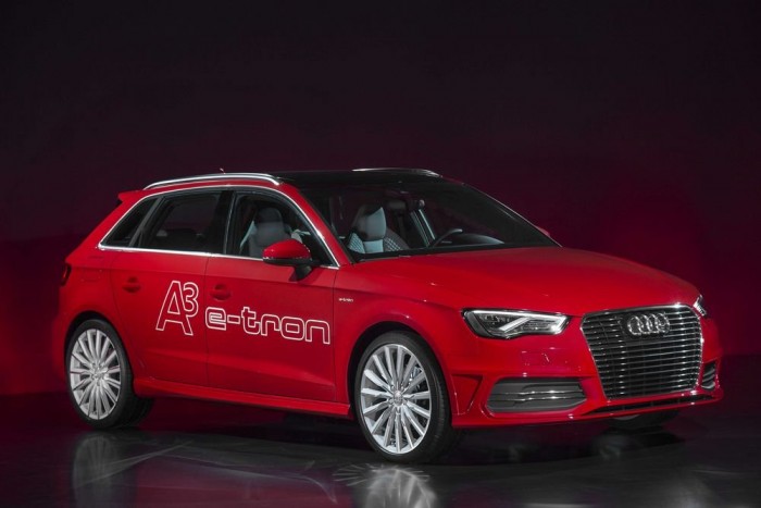 Az Audi jövője: villany és földgáz 4 Az Audi A3 Sportback e-tron nem enged a sportosságból, viszont konnektorról tölthető hibrid rendszerének köszönhetően 1,5 literes átlagfogyasztással kecsegtet