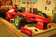 A tizennégy éves Ferrari-pilóta, Tóth Norbert leplezte le azt az 1:1 méretarányú Ferrari 150 Italiát, amelyet közel negyedmillió LEGO kockából építettek. Az autó a következő három hétben bejárja az országot.