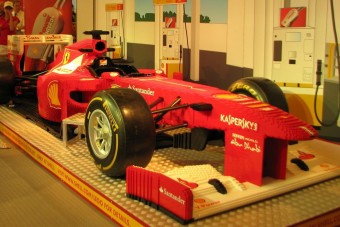 Életnagyságú F1-es Ferrari LEGO-ból