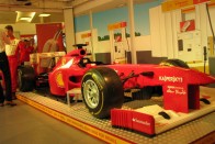 Életnagyságú F1-es Ferrari LEGO-ból 31