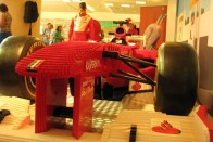 Életnagyságú F1-es Ferrari LEGO-ból 33