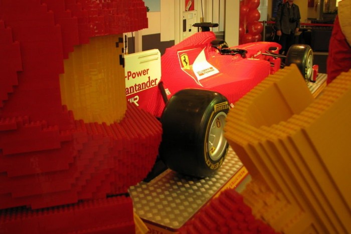 Életnagyságú F1-es Ferrari LEGO-ból 6