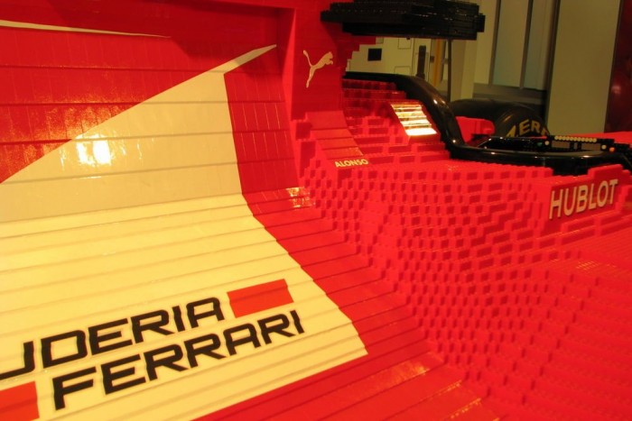 Életnagyságú F1-es Ferrari LEGO-ból 7