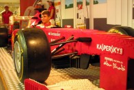 Életnagyságú F1-es Ferrari LEGO-ból 45