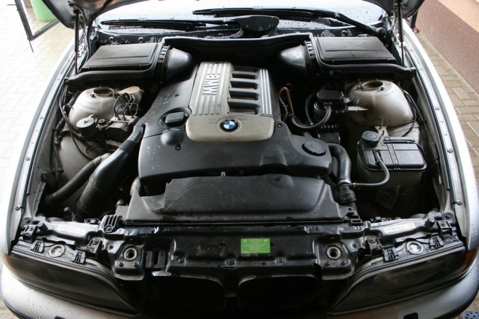 Mindegyik motor szelepvezérlése láncos, tehát a vezérműszíj cseréjére nem kell költeni. A benzinesek kevesebb hibát tartogatnak a dízeleknél