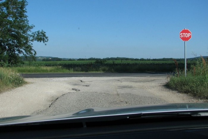 Ritkán örülünk STOP táblának ennyire, de erre tényleg szükség volt. Aszfaltút torkollik aszfaltútba, amíg nem harcoltuk (és fizettük) ki ezt a táblát, itt elvileg jobbkezes volt a kereszteződés