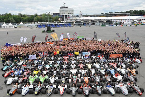 Brazíliától Olaszországig rendeznek futamokat - A BME néhány ambiciózus mérnökhallgatója hívta életre 2007-ben a Formula Racing Team-et, hogy a Formula Student versenysorozat szabályai szerint megépített versenyautóval részt vehessenek a világméretű szériában. Eleinte 18-an voltak, ma már közel száz egyetemista alkotja a csapatot, amelynek elsődleges célja a száguldásnál is fontosabb: a diákok megtanuljanak felépíteni a költségvetéstől a marketingen át a működő versenyautóig egy működő team-et. Tehát a szponzorszerzéstől az alkatrésztervezésig tartó skálán minden feladatot maguk végeznek