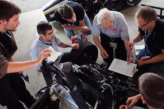 Számos különféle - több napon át tartó - versenyszámban kell helyt állniuk a diákoknak az országról országra vándorló sorozatban. A gépátvétel után jönnek a végső pontszám 40 százalékát adó statikus, és a 60-at kitevő dinamikus versenyszámok. Az elsőnél 10 percben üzleti prezentációt kell tartaniuk, emellett a versenybíróság véleményezi a csapat költségvetését, amelyben számlákkal kell igazolni, hogy mire mennyit költöttek, milyenek voltak a gyártási és egyéb költségek