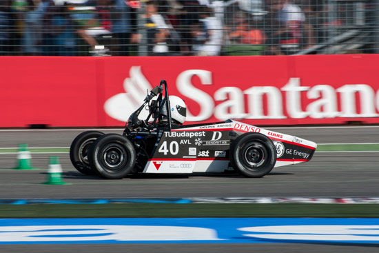 Hockenheimben száguld a tavalyi benzines autójuk - A négy dinamikus versenyszám közül a gyorsulás során egy 75 méteres egyenes szakaszon kell a legrövidebb idő alatt végigsprintelni, álló helyzetből indulva. A legjobbak 4 mp alatt végigérnek, ami 110-120 km/óra körüli végsebességet jelent a célnál. Pilótával együtt 300 kilós autótömeget feltételezve a szükséges vonóerő így átlagosan 4000 N nagyságú. A versenyautó kanyarodási képességeit egy 8-as alakú pályán mérik, a szintidő teljesítéséhez 1,5 g oldalgyorsulás tartozik. Ezeket egy kiépített pályán követi a 800 méteres időmérő és a 22 km-es (endurance) verseny, melynek végeztével az üzemanyag-felhasználás hatékonyságát is mérik