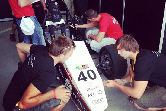 Számos különféle versenyszámban kell helyt állniuk a diákoknak a több napon át tartó versenyhétvégéken. A fenti képen látható gépátvétel után jönnek a végső pontszám 40 százalékát adó statikus, és a 60-at kitevő dinamikus versenyszámok. A statikusak közül az elsőnél egy olyan költségvetést kell összeállítani, mintha az autót kis sorozatban gyártanák, az utolsó csavar meghúzásáig elszámolva. Azután egy teljes üzleti modellt kell prezentálni, hogy miként törnének be ezzel a termékkel a hobbi-pályaautó piacra, végül az autó műszaki tartalmát kell megvédeni, komoly szakemberekkel szemben, az autógyárak és a különböző autósportok vezető mérnökei előtt