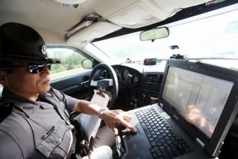 Lehányta a rendőrautót a cserbenhagyó autós