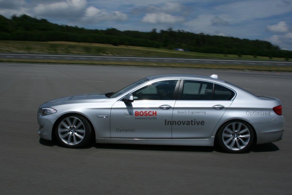 A nagy és nehéz autók emisszióját hibridrendszerek mérséklik. Drága autóknál nagy lehet az igény az elektromos suhanást 20-50 km-ig biztosító, konnektorról tölthető  akkus hibridekre