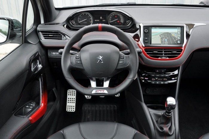 Vörös varrással díszített bőr, fém váltógomb, újrafényezett műanyag elemek jellemzik a belsőt