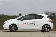 Csak visszafogott díszítést kapott a GTi, visszatérő motívum a vörös Peugeot felírat