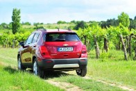 Látványos díszítőelemekkel hangsúlyozza a Chevrolet a SUV-ságot; alacsony hasmagasságával viszont terepre csak óvatosan merészkedjünk vele