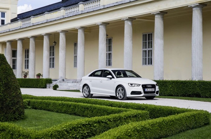 Top 10: autófotók Magyarországról 9 15 éve az Audi TT-ről szinte elrebegni sem volt szabad, hogy Győrben szerelik össze, az A3 szedán bemutatója viszont kifejezetten a gyártás győri helyszíne miatt lehetett hazánkban. A kép Fehérvárcsurgón készült a Károlyi-kastélyban, ahol a külföldi kollégák szállása volt