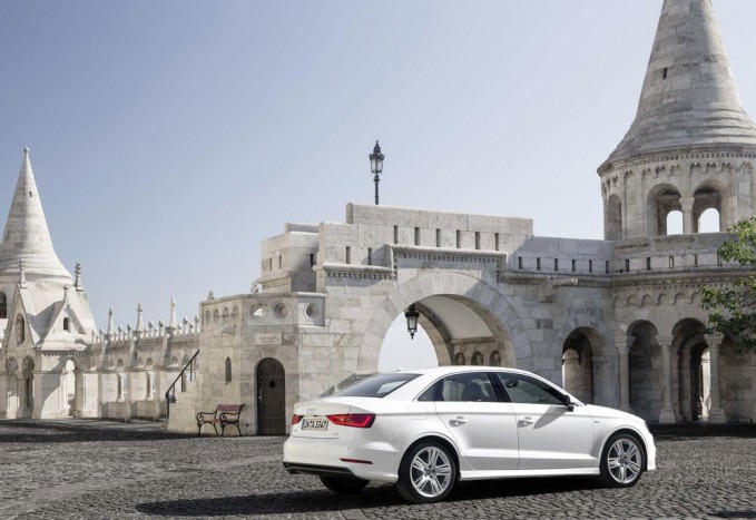 Top 10: autófotók Magyarországról 2 2013. június, Audi A3 szedán. Klasszikus fotóhelyszín a budai vár, a Halászbástya előtt a lépcsőshátú A3 is jól mutat. A győri munkatársak rábeszélték az ingolstadti kollégákat, hogy merjék idehozni ezt az eseményt, mert Magyarországon ezt meg lehet valósítani Audi-szinten