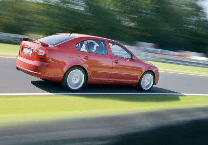 Top 10: autófotók Magyarországról 5 2006. április: Škoda Octavia RS a Hungaroringen. Mivel Forma-1-es pálya, a Hungaroringnek nagyobb a presztízse, mint egy mégoly csodás adottságú másik versenypályának, amelyen nincs megszakítás nélkül F1-es futam 1986 óta. Itt menni a szénné kényeztetett brit vagy német zsurnalisztáknak is ritkán adatik meg. A Népszabadságnál dolgozó Boros Jenő korábbi cikkeiből tudjuk, hogy 28 ország 1000 újságírója vezette az Octavia RS-t a mogyoródi pályán