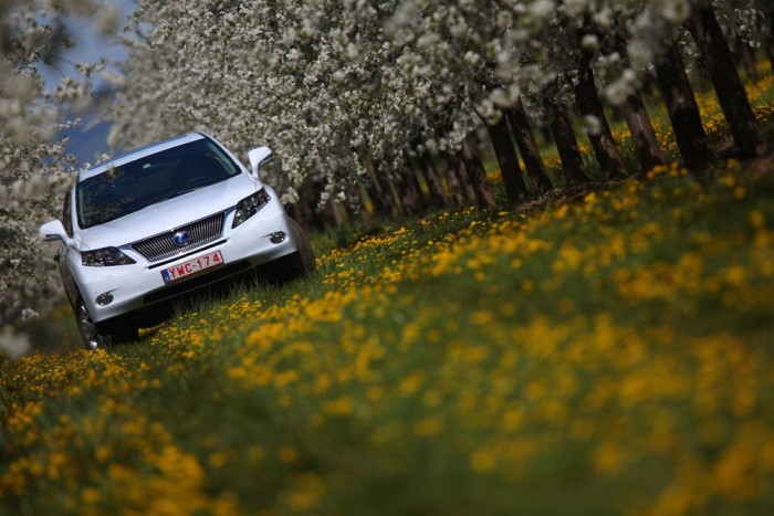 Top 10: autófotók Magyarországról 3 2009. április, Lexus RX 450h. A hibrid SUV képei azért kiemelkedőek, mert a magyar importőrnek sikerült meggyőznie az európai központot, hogy egy helyi fotós tud olyan szintű anyagot csinálni, ami a világon bárhol megállja a helyét. A megbízást az Autó Magazin és a Vezess fotósa, a szakmában kiemelkedő Szabó-Jilek Ádám kapta