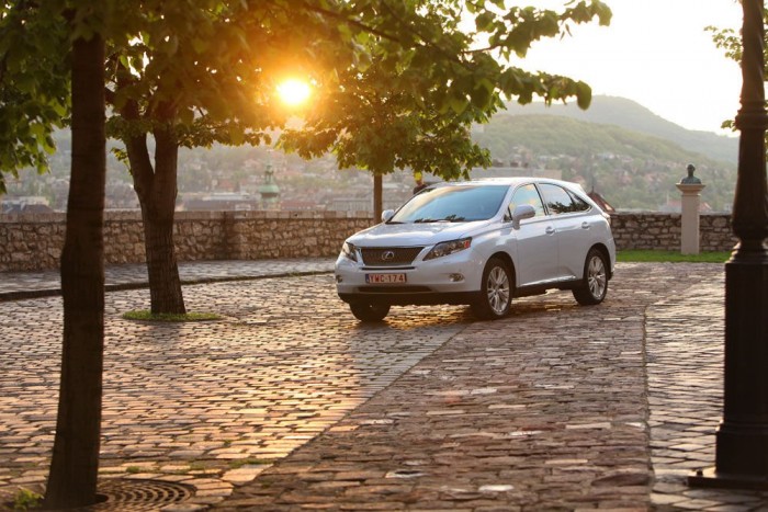 Top 10: autófotók Magyarországról 14 | Vezess Alighanem a Várban, a Tóth Árpád sétányon szűrődik át a lenyugvó nap fénye