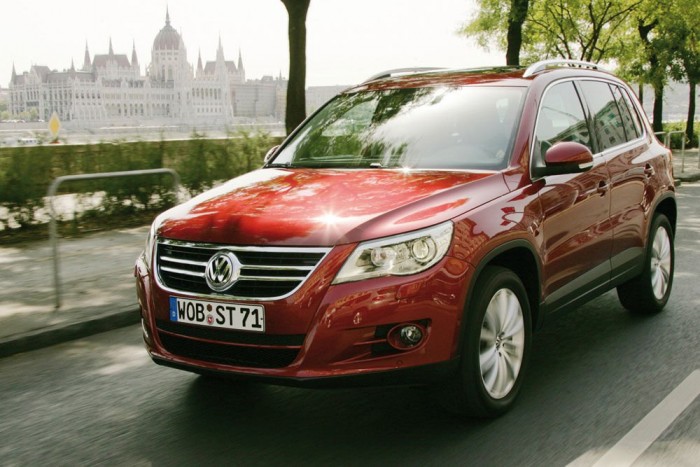 Top 10: autófotók Magyarországról 4 2008. szeptember, VW Tiguan. Komoly propagandaértéke van a menettudósításokban a Tiguanról Budapest nevezetességeivel megjelent gyári fotóknak