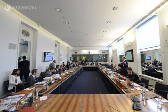 F1: Szorul a hurok a Mercedes körül