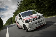 Tíz percen belül futotta meg a Nürburgring mértékadó nagykörét a Volkswagen T5 - igaz, nem teljesen gyári állapotban.