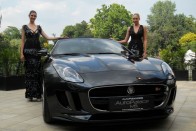 Megérkezett Magyarországra a Jaguar új sportkabriója. A Porsche 911-es babérjaira törő F-type csúcsmodelljét 495 lóerős, ötliteres, V8-as motor gyorsítja 4,3 másodperc alatt 0-ról 100 km/órára, a végsebessége 300 km/h. Az F-type induló ára (3.0 l V6 340 LE): 23 299 000 Ft