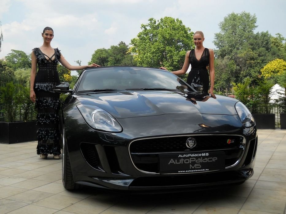 Megérkezett Magyarországra a Jaguar új sportkabriója. A Porsche 911-es babérjaira törő F-type csúcsmodelljét 495 lóerős, ötliteres, V8-as motor gyorsítja 4,3 másodperc alatt 0-ról 100 km/órára, a végsebessége 300 km/h. Az F-type induló ára (3.0 l V6 340 LE): 23 299 000 Ft