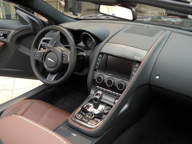 Elegáns, nemes és jó minőségű az utastér, ahogy egy Jaguarhoz illik