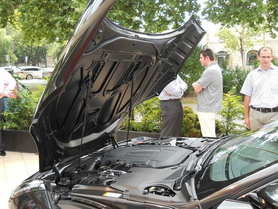 Előrefelé billen a motorháztető, úgy, mint valaha az E-type esetében. (Csakhogy ott az egész eleje billent hűtőnyílásostól mindenestől, mert egy darabból készült). Alatta csupa kompresszoros motor kap helyet: vagy háromliteres V6-os 340 vagy 380 lóerővel, vagy egy ötliteres V8-as 495 lóerővel