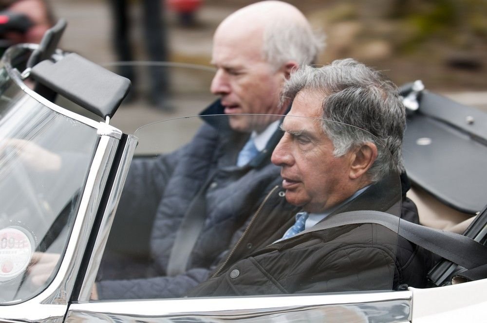 Ratan Tata egy E-type kormányánál 2008-ban, amikor megvásárolta a Jaguar-Land Rovert