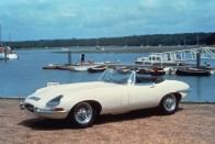 Jaguar E-type Roadster. Az első széria 1961-ben lépett színre, amit még két másik követett. Először 3,8 literes, soros, hathengeres motor tette a dolgát az egy darabból készült orr rész-motorháztető alatt, a harmadik sorozat kapható volt 5,3 literes V12-essel is. Sokan vannak, akik szerint a XX. század legszebb autója volt az E-type