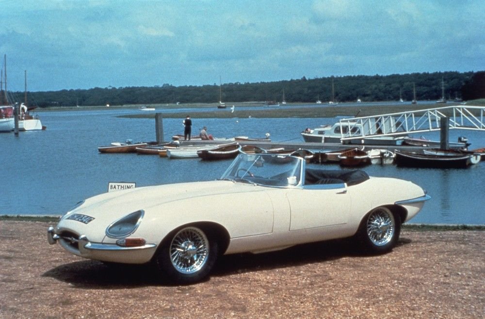 Jaguar E-type Roadster. Az első széria 1961-ben lépett színre, amit még két másik követett. Először 3,8 literes, soros, hathengeres motor tette a dolgát az egy darabból készült orr rész-motorháztető alatt, a harmadik sorozat kapható volt 5,3 literes V12-essel is. Sokan vannak, akik szerint a XX. század legszebb autója volt az E-type