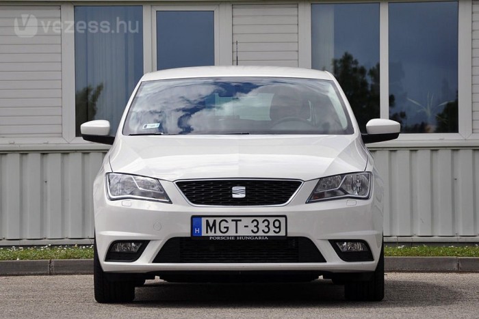 Motorházteteje, lámpája és a hűtőmaszkja is megkülönbözteti cseh ikertestvérétől