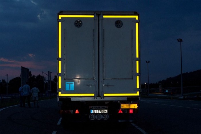 Ennyi látszik felépítmény hátuljából az új előírások szerinti fóliázással 