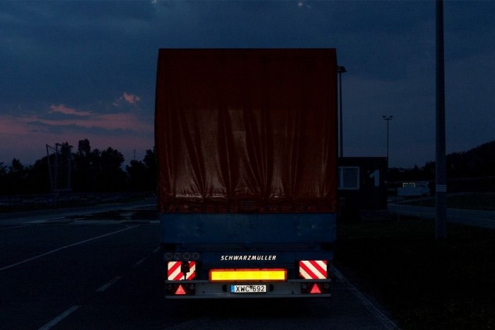 Ennyi látszik egy kamion hátuljából minimális láthatósági matricákkal