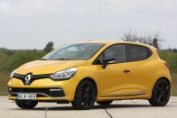 A Clio RS tempója meggyőző,  legnagyobb riválisa saját elődje, a nyers vezetési élménnyel hódító előző generáció