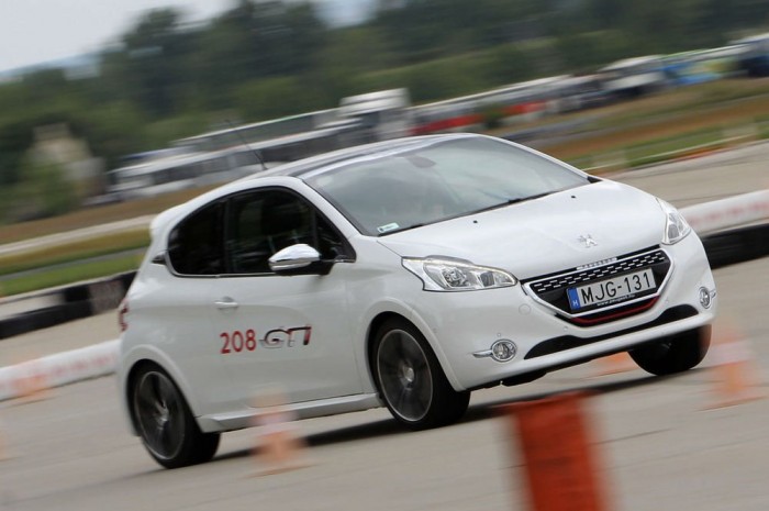 Odacsap, ha kell, de nem pályára született a GTi, a komfortnak teret engedő tervezési elv miatt inkább a hosszú, lendületes túrákhoz passzol a karaktere