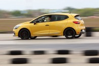 A Clio RS teátrális előadása meggyőző, de nem annyira a sofőrnek, mint inkább a környezetének szól