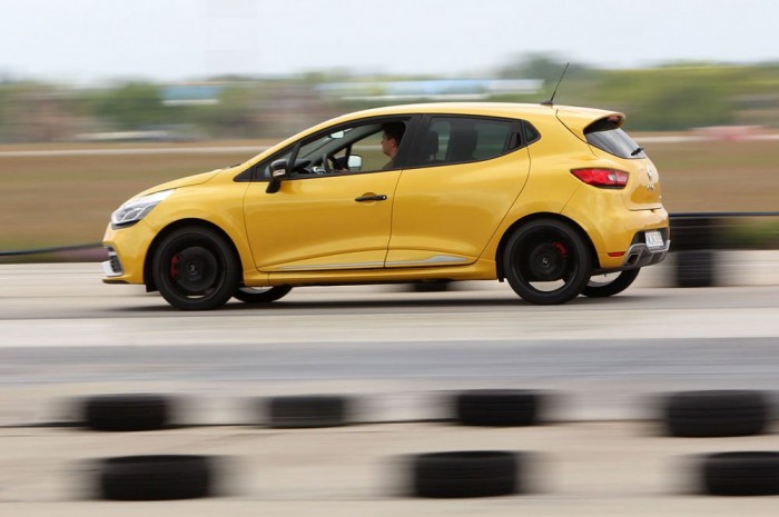 A Clio RS teátrális előadása meggyőző, de nem annyira a sofőrnek, mint inkább a környezetének szól