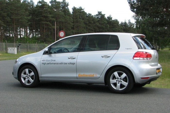 Mennyire legyen elektromos az autó a kedves vevőnek? 4 A 48 voltos hibridrendszerrel a Golf alapvetően benzines, de nagyon jól hasznosítja a kigurulások, fékezések eleddig pocsékba ment energiáját is