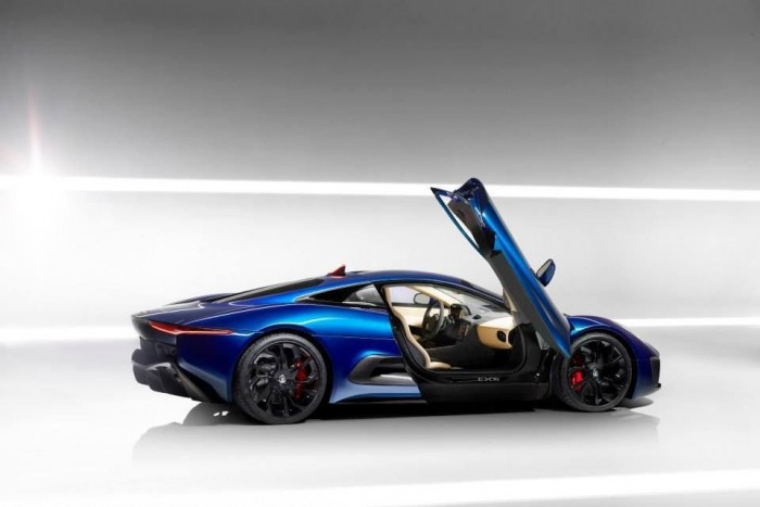 Mégis lesz hibrid szuper-Jaguar? 6 | Vezess Tavaly év végén jegelték a projektet, de most brit újságírók elvihették egy körre a Jaguar C-X75 prototípust. Akkor most mi van?