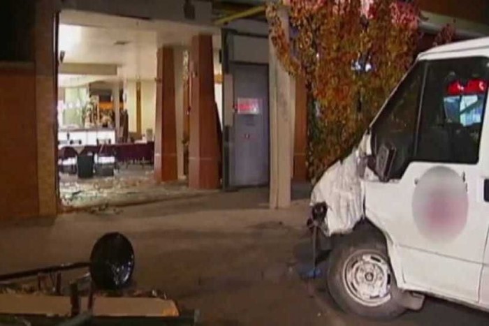 Teherautóval rohant az étterembe