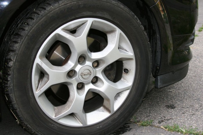 180 000 km után kellett csak féktárcsát cserélni elöl, összesen két betétcserével