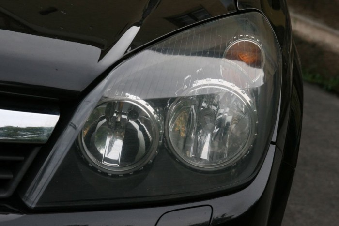 20 713 forintba kerül egy utángyártott első lámpa. A Hella kanyarkövető AFL-fényszórója persze drágább