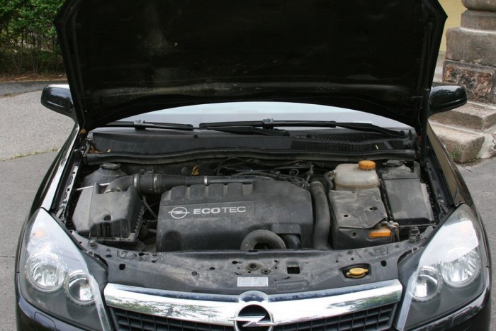 A kis dízelmotor szelepeit lánc mozgatja, az elterjedt 1,6-os benzinesen 150 000 km után vagy tízévente kell vezérműszíjat cseréltetni