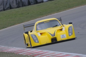 Eszement sportkocsi, rendszámmal