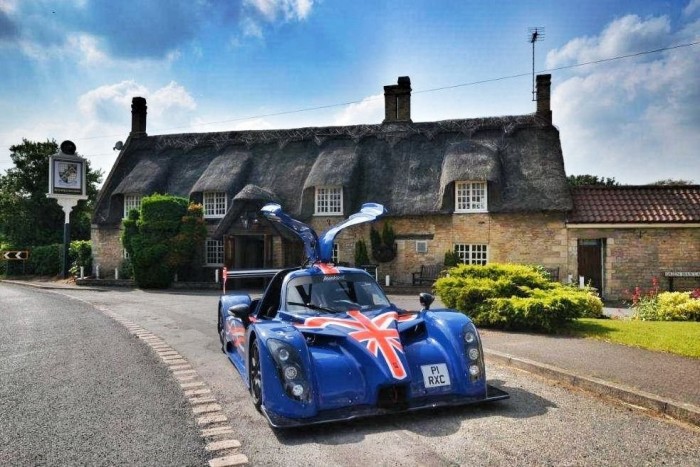 Eszement sportkocsi, rendszámmal 3